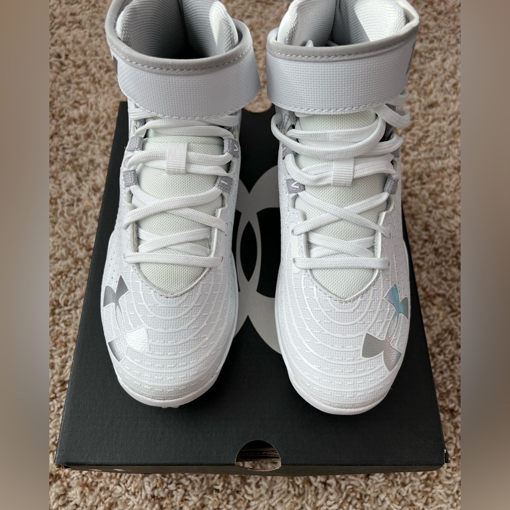 Boys Under Armour Baseball Cleats - White and Silver Size 2.5 NWT New in Box